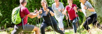Patienten wärmen sich fürs Nordic Walking auf