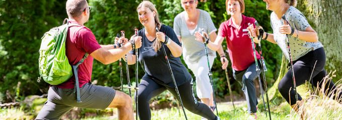 Patienten wärmen sich fürs Nordic Walking auf