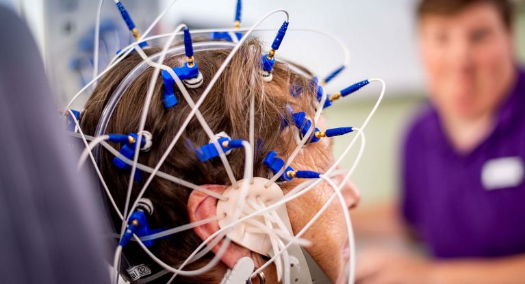 Fachkraft misst Gehirnstörme einer Patientin