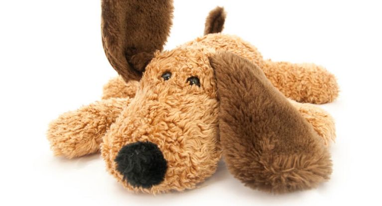 Stoffhund hebt ein Ohr