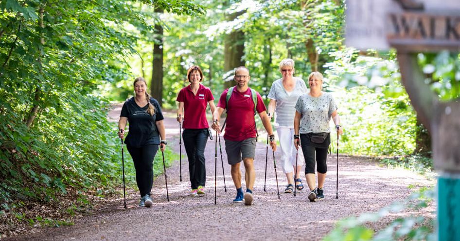 Patientengruppe wandert durch den Wald