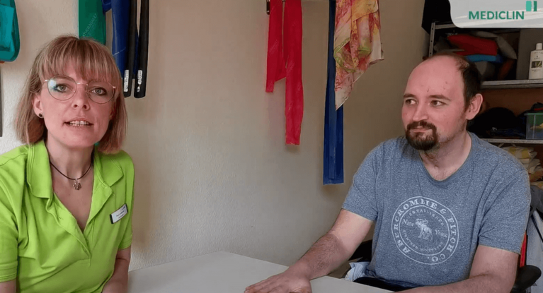 Ergotherapeutin und Patient