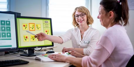 Therapeutin unterstützt Patientin beim Gedächtnistraining