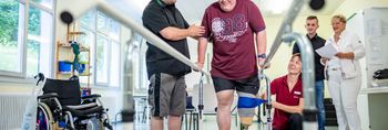 Beinamputierter Patient lernt in der Gehschule