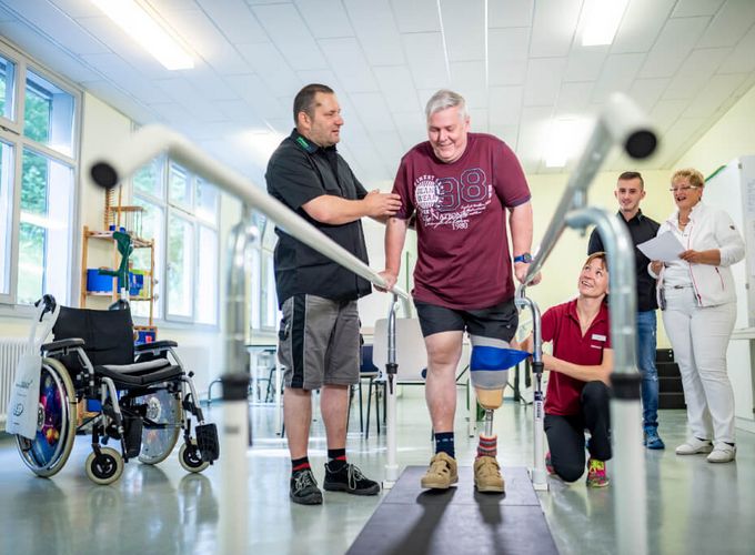 Beinamputierter Patient lernt in der Gehschule