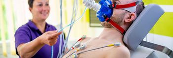 Pflegekraft bereitet Patienten auf Belastungs-EKG vor