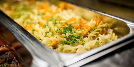 Nudeln im Speisewärmer aus Edelstahl