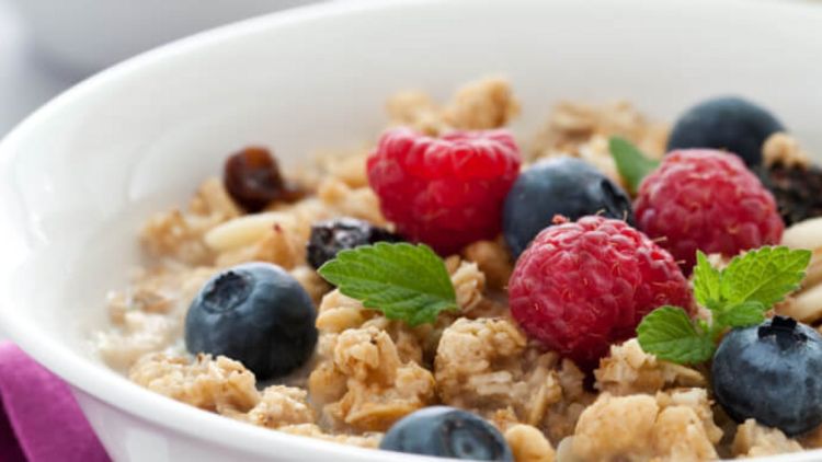 Müsli mit frischen Früchten