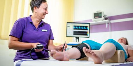 Fachklraft bereitet Patienten für neurologische Untersuchung vor