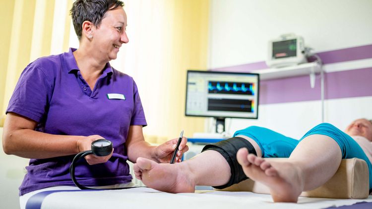 Fachklraft bereitet Patienten für neurologische Untersuchung vor