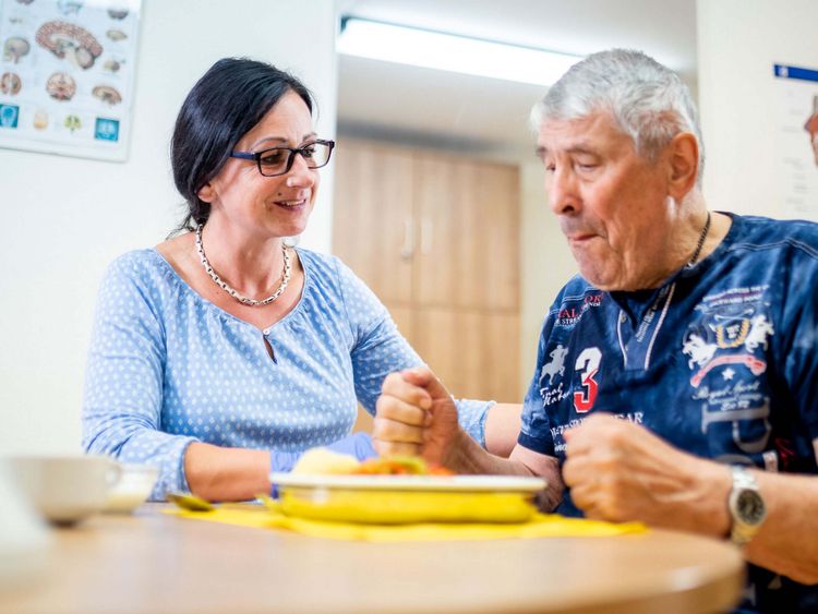 Patient lernt in der Logopädie, wieder zu schlucken