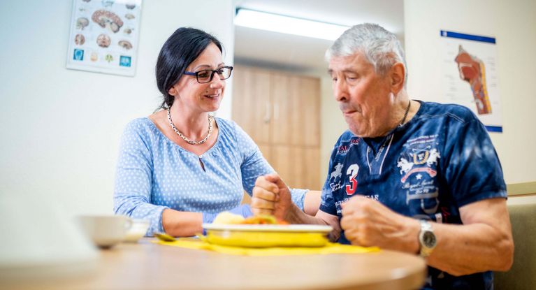 Patient lernt in der Logopädie, wieder zu schlucken
