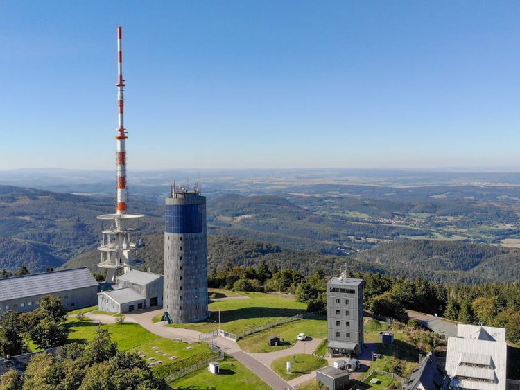 Aussichtsturm und Sendemast auf dem Großen Inselberg auf dem Rennsteig