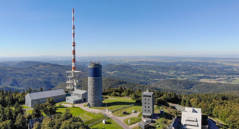 Aussichtsturm und Sendemast auf dem Großen Inselberg auf dem Rennsteig