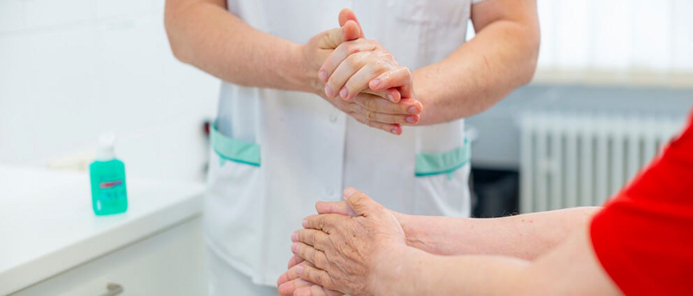 Pflegekräfte desinfizieren ihre Hände