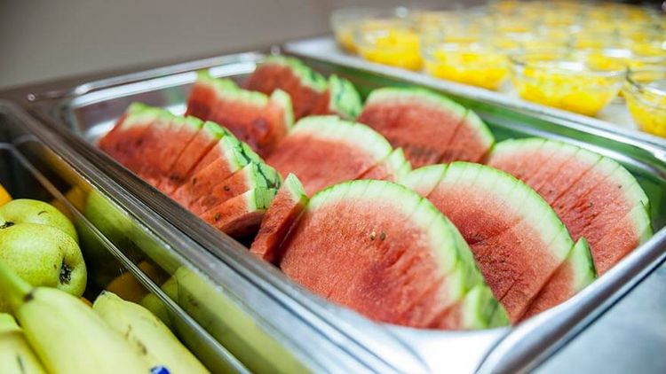 Melonenscheiben im Edelstahlbehälter