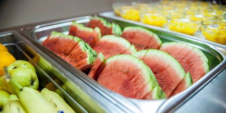 Melonenscheiben im Edelstahlbehälter