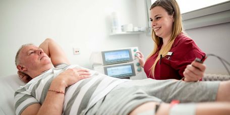 Therapie Pflegekraft bereitet Patienten auf neurologische Diagnostik vor