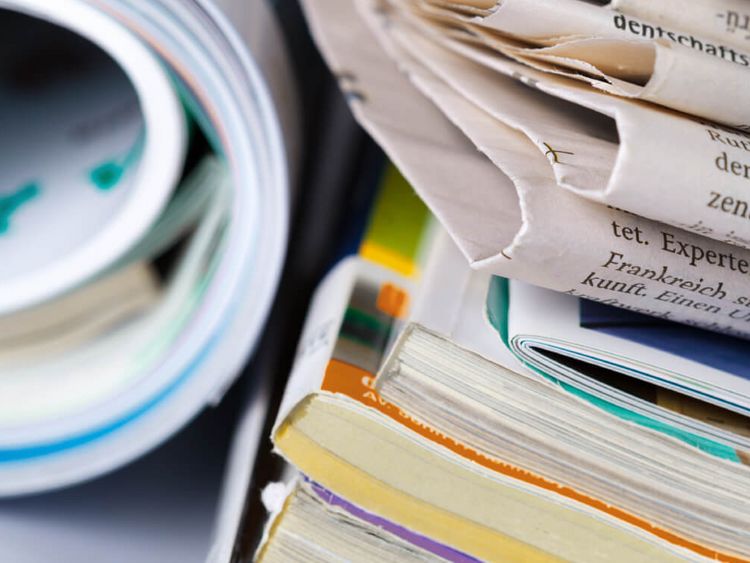 Zeitungen und Zeitschriften liegen nebeneinander