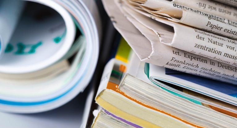 Zeitungen und Zeitschriften liegen nebeneinander