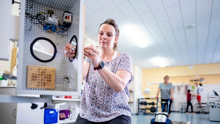 Patientin trainiert Fingerfertigkeit in der medizinisch-beruflich orientierten Rehabilitation
