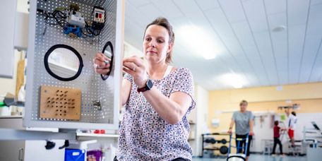 Patientin trainiert Fingerfertigkeit in der medizinisch-beruflich orientierten Rehabilitation