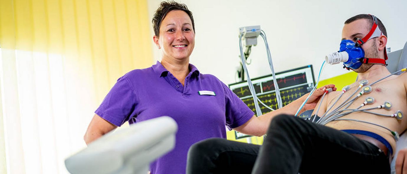 Pflegekraft überwacht Patienten beim Belastungs-EKG