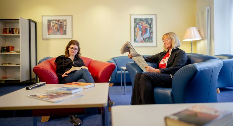 Patienten entspannen und lesen in dem Leseraum