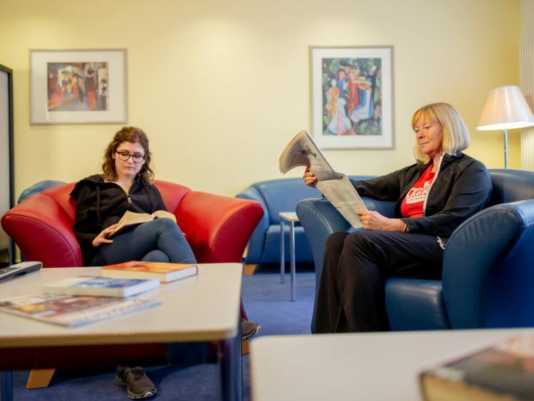 Patienten entspannen und lesen in dem Leseraum