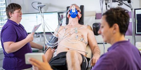 Pflegekräfte beobachten Patienten beim Belastungstraining