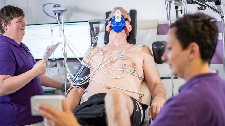 Pflegekräfte beobachten Patienten beim Belastungstraining
