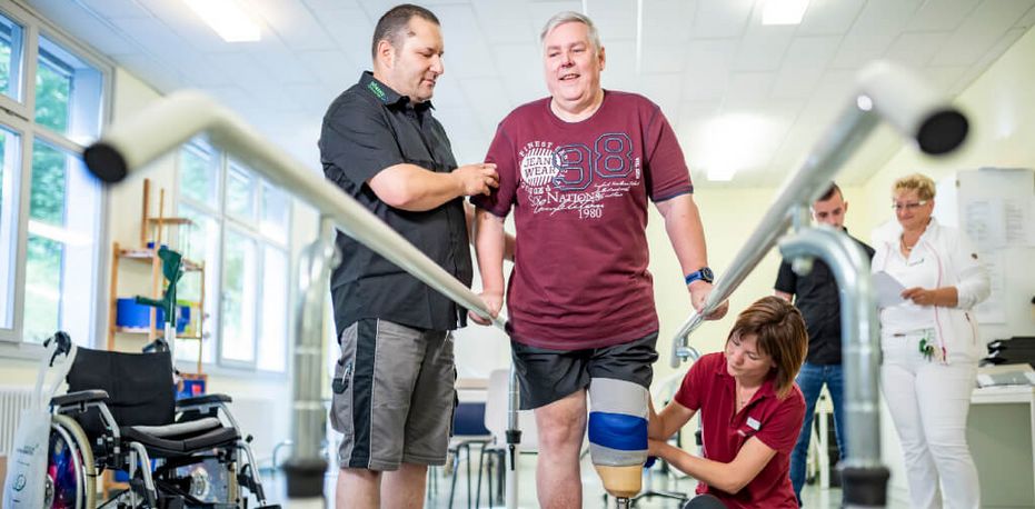 Orthopädische Rehabilitation Beinambutierter Patient trainiert in der Gehschule