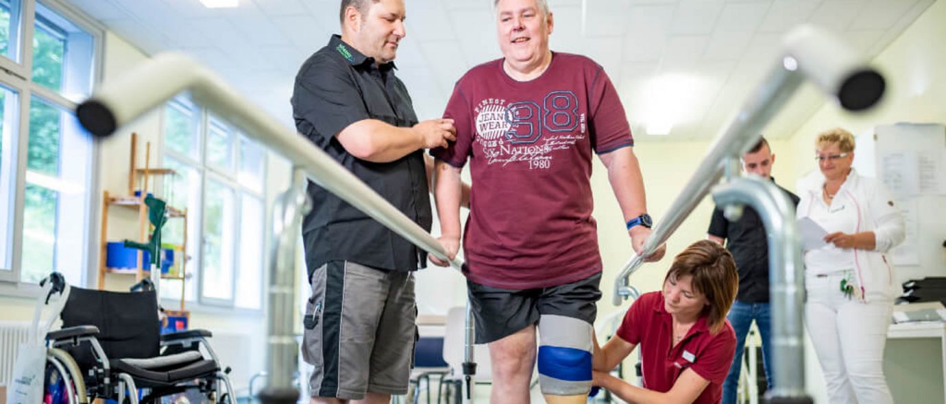 Beinambutierter Patient trainiert in der Gehschule