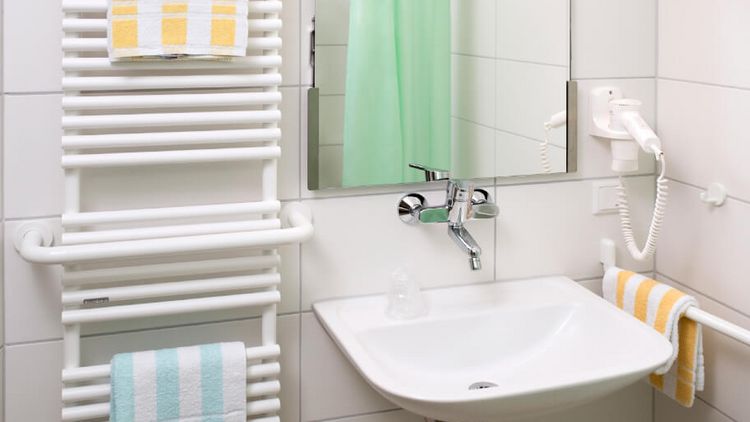 Bad im Zimmer der MEDICLIN Klinik am Rennsteig