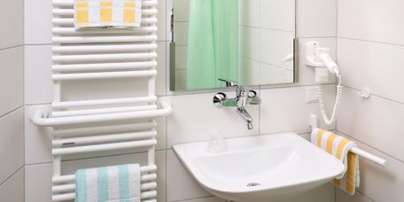 Bad im Zimmer der MEDICLIN Klinik am Rennsteig