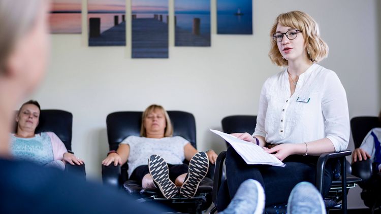 Therapeutin liest während der Enstpannungstherapie vor