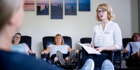 Therapeutin liest während der Enstpannungstherapie vor